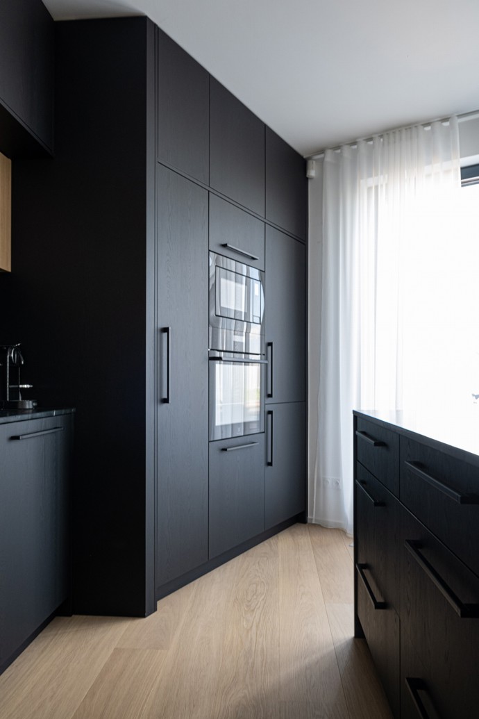 Představujeme interiér, který v sobě spojuje eleganci s originalitou: Byt v novostavbě vyniká černými dřevodekory, dubovou dýhou a sofistikovaným designem. 
