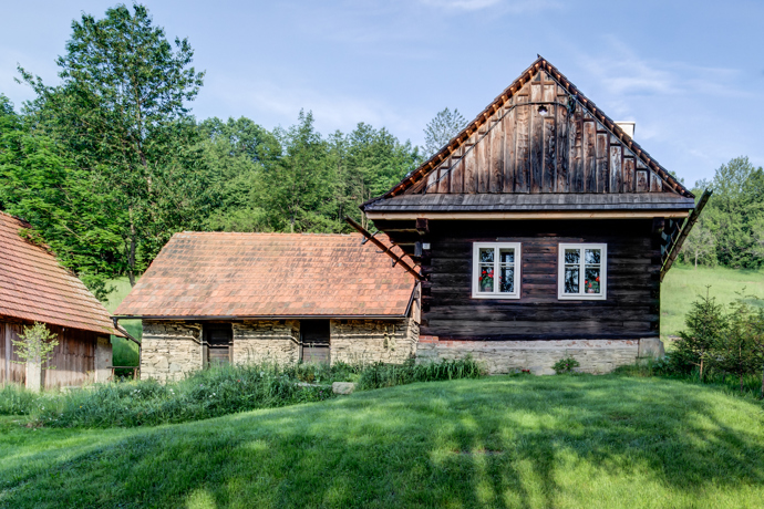Třicetiletý Radim proměnil chalupu z 18. století v perlu Valašska.
Třicetiletý Radim proměnil chalupu z 18. století v perlu Valašska.