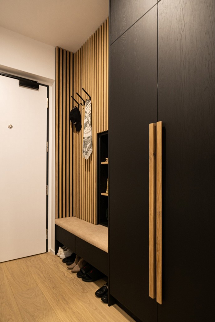 Představujeme interiér, který v sobě spojuje eleganci s originalitou: Byt v novostavbě vyniká černými dřevodekory, dubovou dýhou a sofistikovaným designem. 
