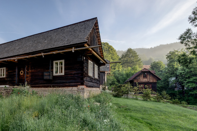 Třicetiletý Radim proměnil chalupu z 18. století v perlu Valašska.
Třicetiletý Radim proměnil chalupu z 18. století v perlu Valašska.