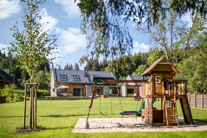 Chata Anička, obklopena tichým lesem, nabízí nejen dokonalé soukromí, ale také prostor pro zábavu i relaxaci
Chata Anička, obklopena tichým lesem, nabízí nejen dokonalé soukromí, ale také prostor pro zábavu i relaxaci