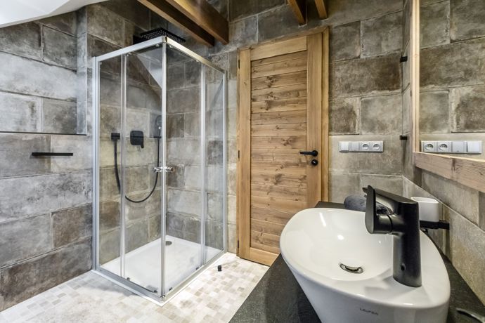 Moderní koupelny nabízejí kombinaci stylu a funkčnosti, s elegantními materiály a prvky.
Moderní koupelny nabízejí kombinaci stylu a funkčnosti, s elegantními materiály a prvky.