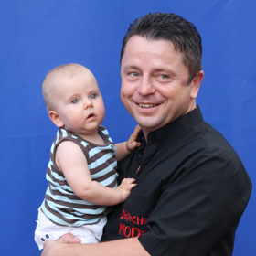 Malá Noemi na koncertě pro zesnukého tatínka
