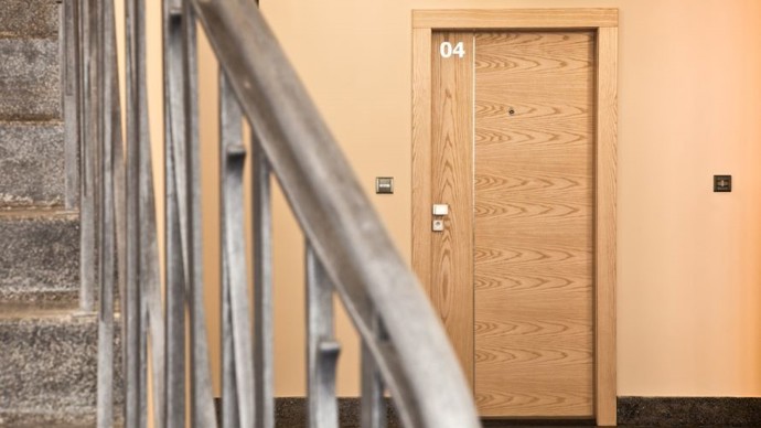 Bytový dům U Hradeb – bezpečnostní dveře SD101, povrch skládaná dýha
