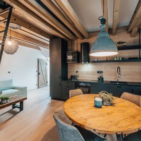 V nemovitosti se nachází tři prostorné apartmány, každý s kompletním zázemím, včetně vlastní kuchyně a koupelny.
