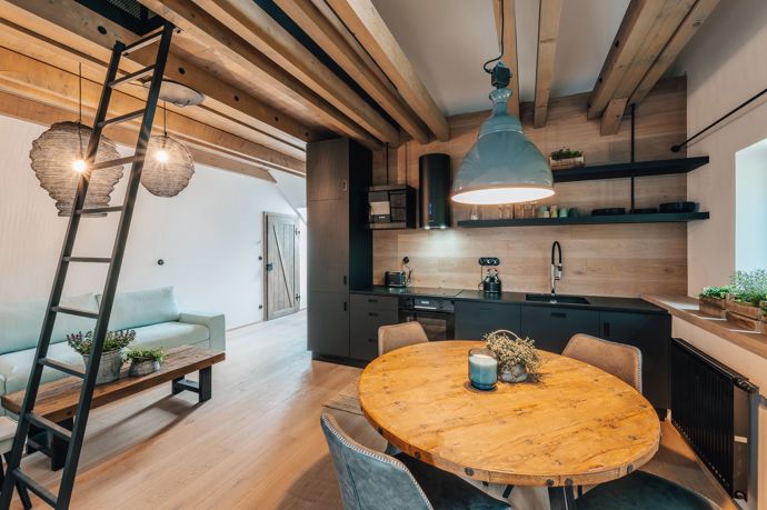 V nemovitosti se nachází tři prostorné apartmány, každý s kompletním zázemím, včetně vlastní kuchyně a koupelny.
