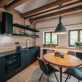 Kuchyně v apartmánu je moderně vybavená, s čistými liniemi a důrazem na funkčnost, ideální pro pohodlnou přípravu jídel během celého pobytu.

