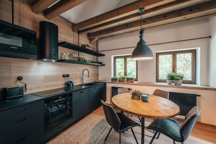 Kuchyně v apartmánu je moderně vybavená, s čistými liniemi a důrazem na funkčnost, ideální pro pohodlnou přípravu jídel během celého pobytu.
