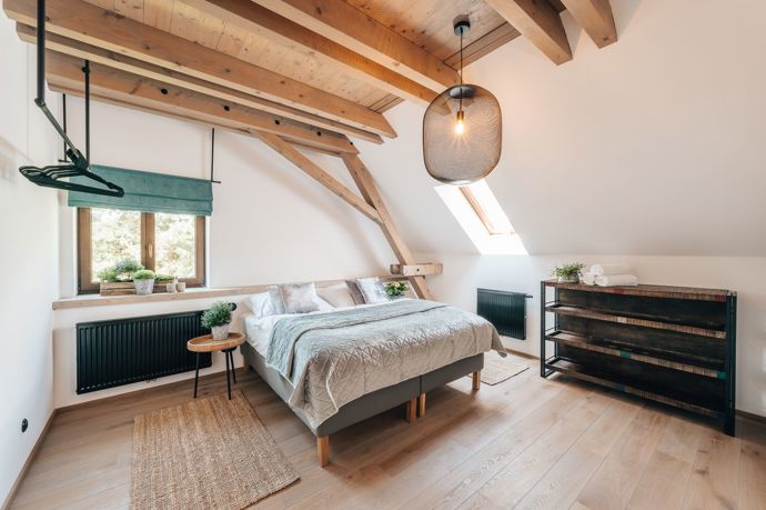 Ložnice nabízí útulný a vzdušný prostor, kde se snoubí přírodní materiály s minimalistickým designem.
