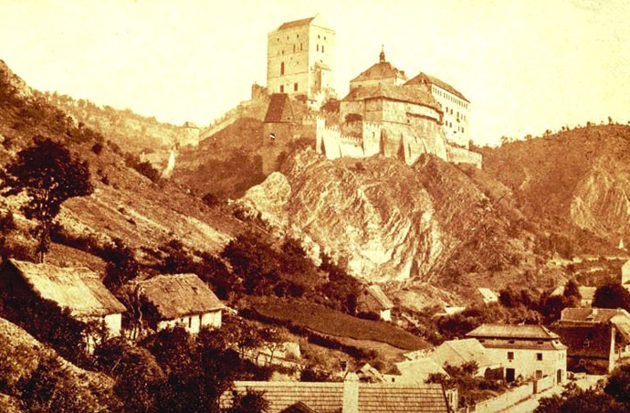 Historická podoba hradu Karlštejn, před Mockerovou přestavbou na fotografii Františka Fridricha (1870). Karlštejn, Karlova Univeriza, Karlův most - za to vše vděčíme vládě Karla IV.
