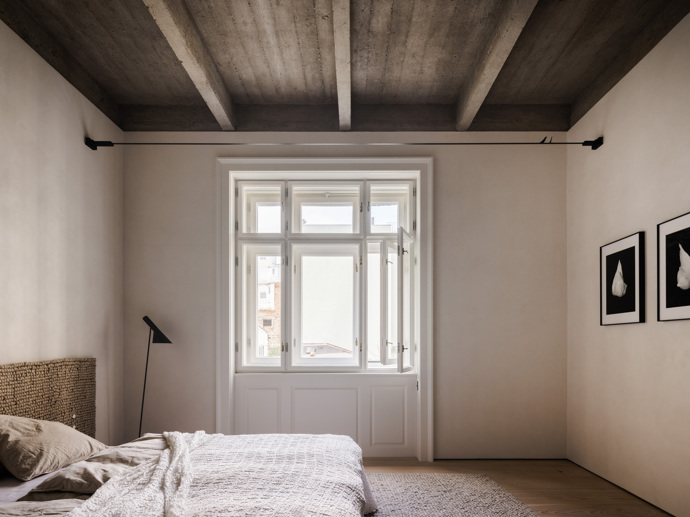 Byt na okraji Starého Města, zasazený do unikátní rondokubistické budovy z 20. let 20. století, představuje dokonalé spojení historie a moderního designu. Díky citlivé rekonstrukci, která zachovává původní architektonické prvky a zároveň otevírá prostor do všech směrů, vznikl vzdušný interiér plný světla.
