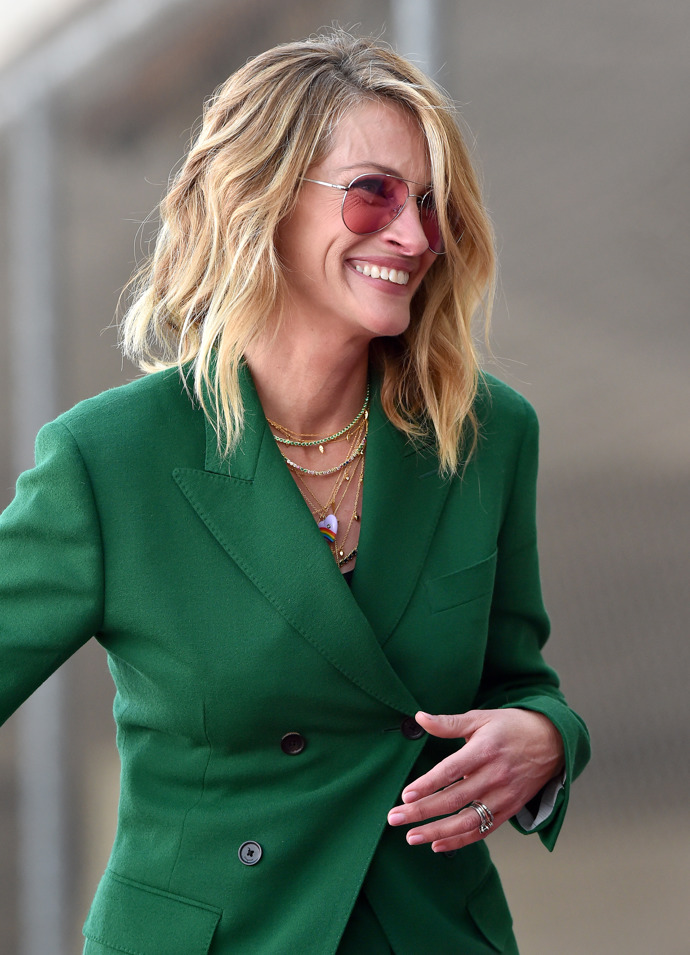 Vlasy zkrátila a prosvětlila i Julia Roberts.
