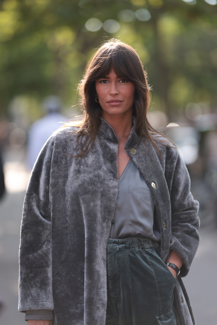 Influencerka a image konsultantka Alison Toby na pařížském Fashion Weeku letos v červnu. Záclonková ofina je jejím poznávacím znamením. 
