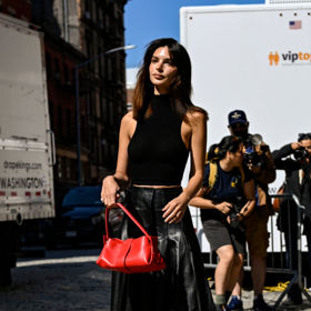 Červené doplňky a dlouhé sukně jsou aktuálně velkými trendy, Emily Ratajkowski je efektně zkombinovala do jednoho outfitu a přidala bílé kozačky.
