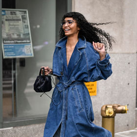 Trend tmavší džínoviny ovládne letošní podzim, proč tedy neobléknout džínový oversized trenčkot?
