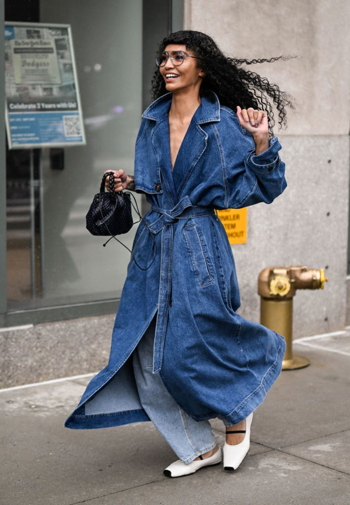Trend tmavší džínoviny ovládne letošní podzim, proč tedy neobléknout džínový oversized trenčkot?
