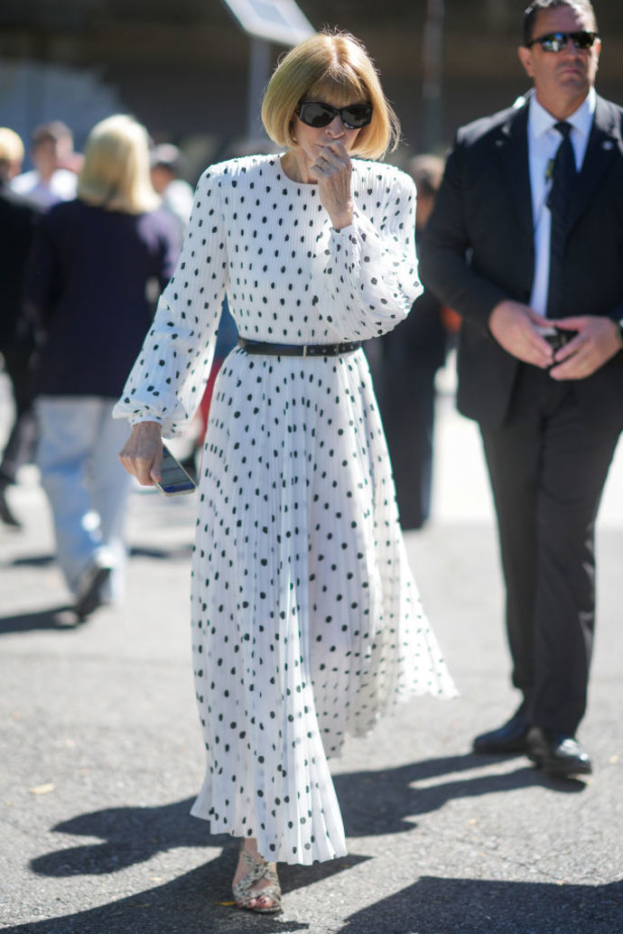 Anna Wintour na newyorský fashion week vynesla nadčasové bílé šaty s černými puntíky.
