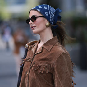 Street styl v newyorských ulicích. Semišovou košili doplňte látkovým šátkem ve vlasech.
