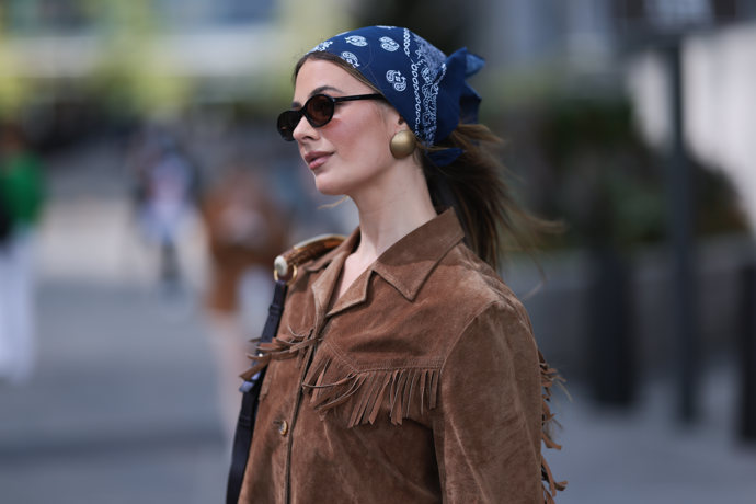 Street styl v newyorských ulicích. Semišovou košili doplňte látkovým šátkem ve vlasech.
Street styl v newyorských ulicích. Semišovou košili doplňte látkovým šátkem ve vlasech.