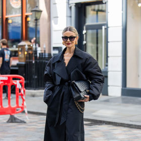 All black outfit můžete doplnit výraznými zlatými náušnicemi.
