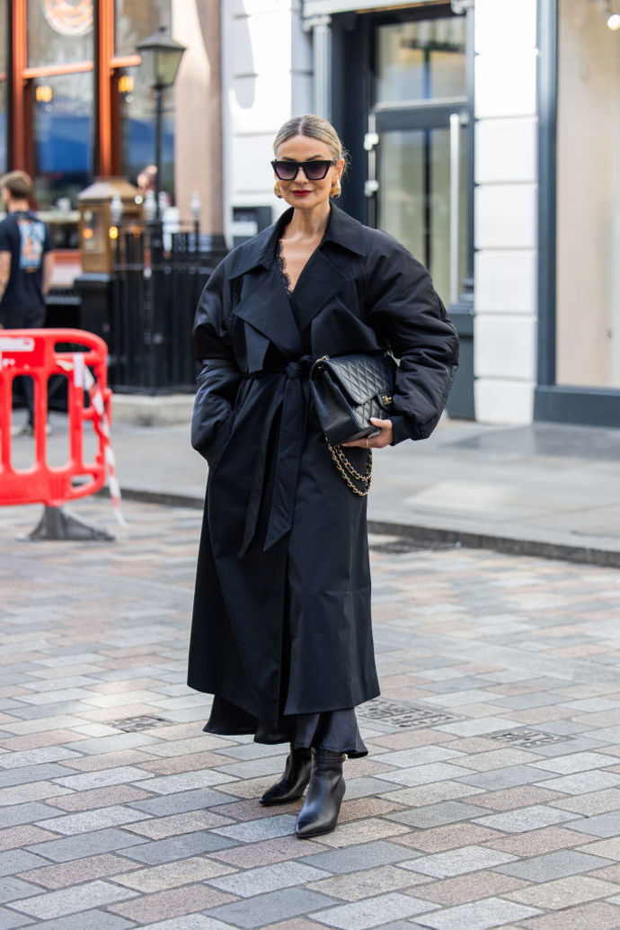 All black outfit můžete doplnit výraznými zlatými náušnicemi.
