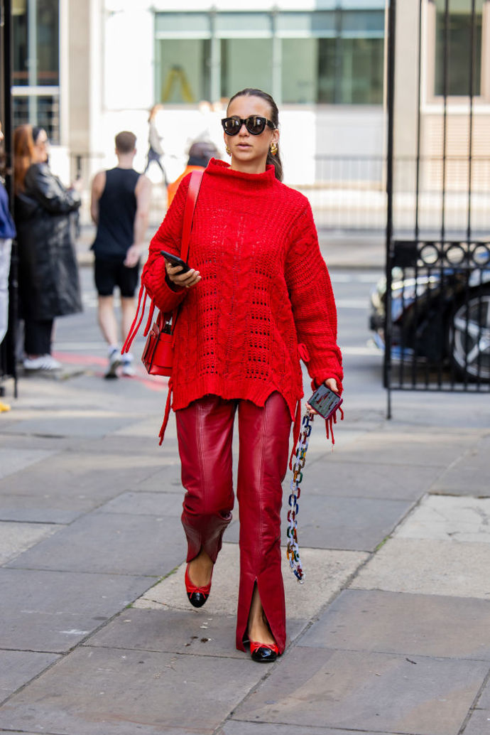 Červená je i letos na podzim velmi trendy barvou, proč tedy nevynést celočervený outfit v podobě pleteného svetru a kožených kalhot?
