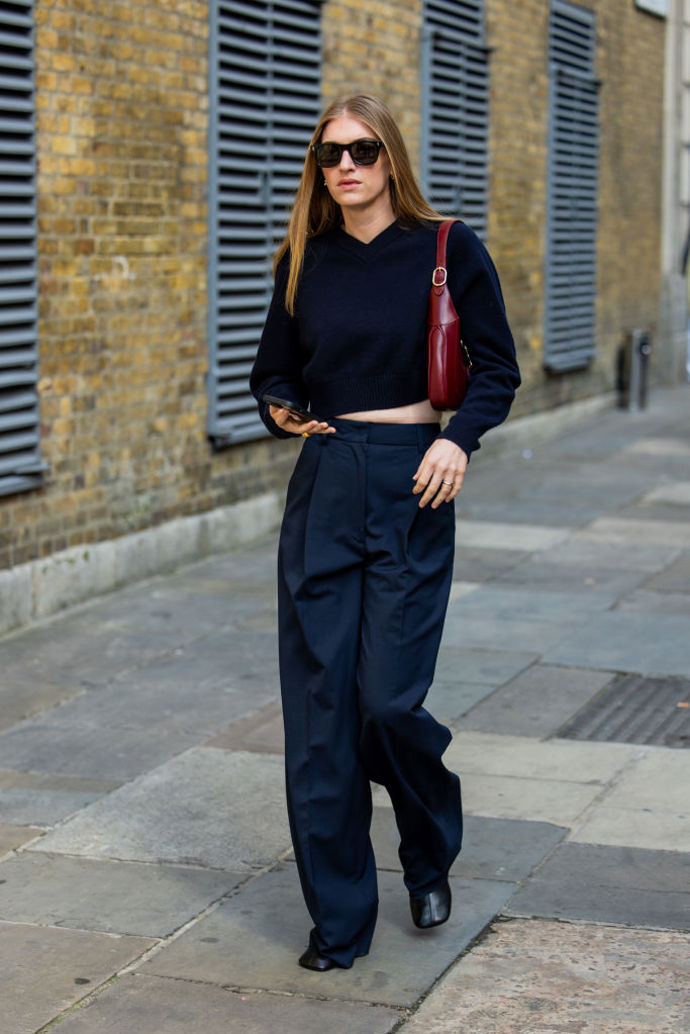 Méně je více, efektně může vypadat i outfit poskládaný z minimalistických kousků v černé a tmavě modré barvě s výraznější vínovou kabelkou.
