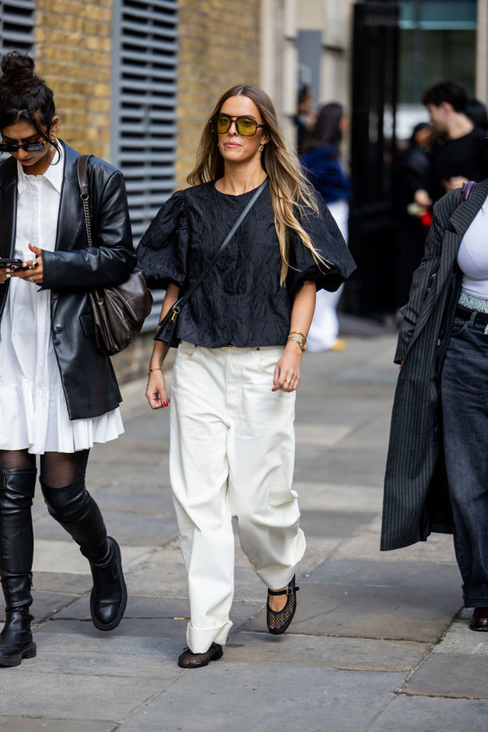 Nabírané rukávy a síťované baleríny každý outfit ozvláštní.
