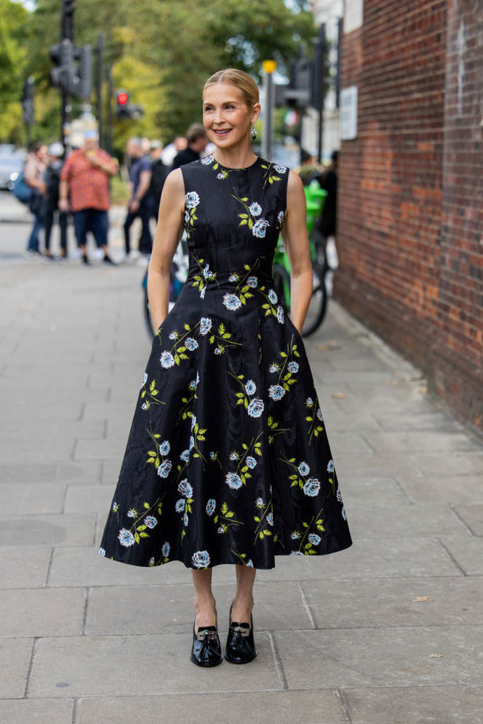 Kelly Rutherford na londýnský fashion week vynesla černé květované šaty.
