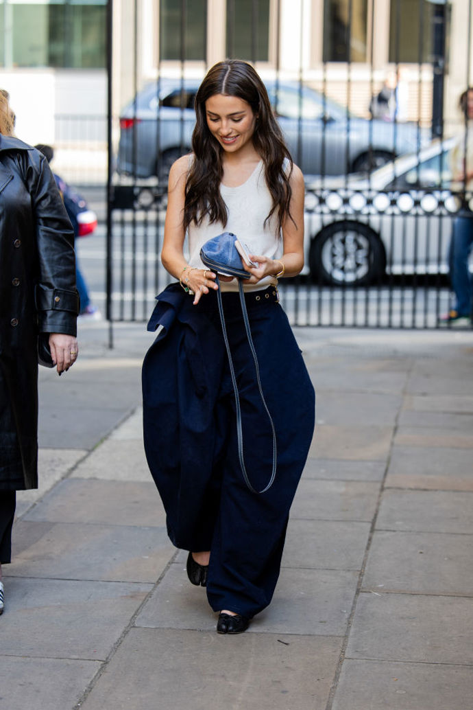 U džínů stále platí čím širší, tím lepší. Aktuálně je velmi trendy denim v tmavě modré barvě.
