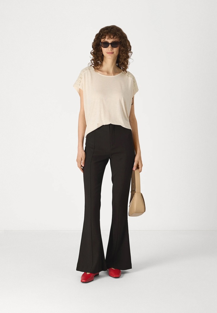 Kalhoty, Gina Tricot, 1 200 Kč
Kalhoty, Gina Tricot, 1 200 Kč