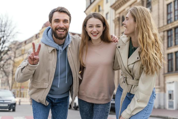 Trávili spolu víc a víc času všichni tři a paní Olga věděla, že to může být horší a horší. Jednou vypili více vína a partner její sestry jí řekl, že ji měl poznat jako první, protože si spolu rozumí víc.
