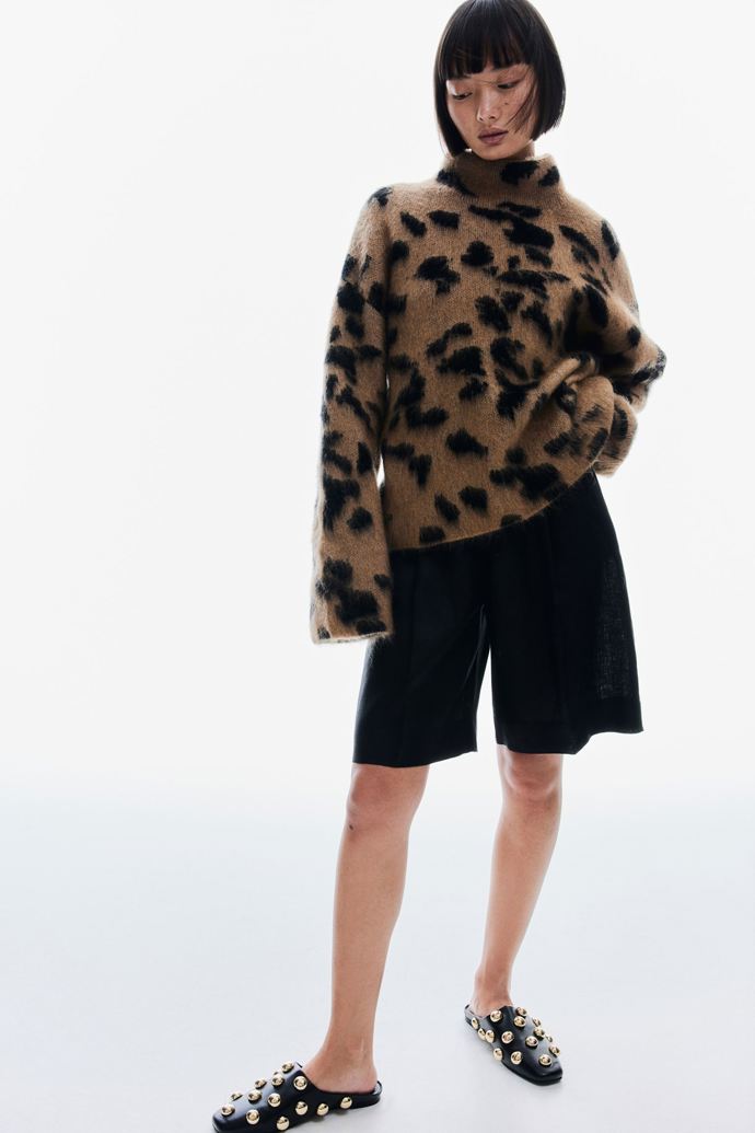 Svetr z mohérové směsi s leopardím potiskem, H&M, 1 699 Kč
Svetr z mohérové směsi s leopardím potiskem, H&M, 1 699 Kč