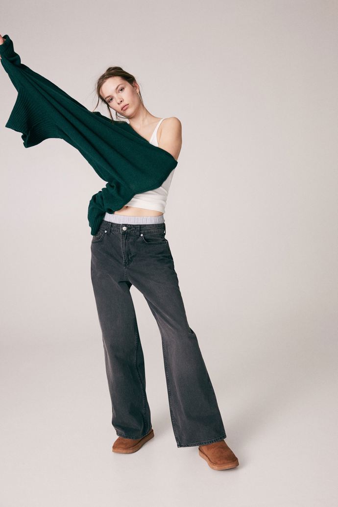 Džíny, H&M, 719 Kč. Tento produktu nakoupíte v rámci Dnů Marianne 2024 se slevou 20 %, která platí při nákupu nad 800 Kč.

