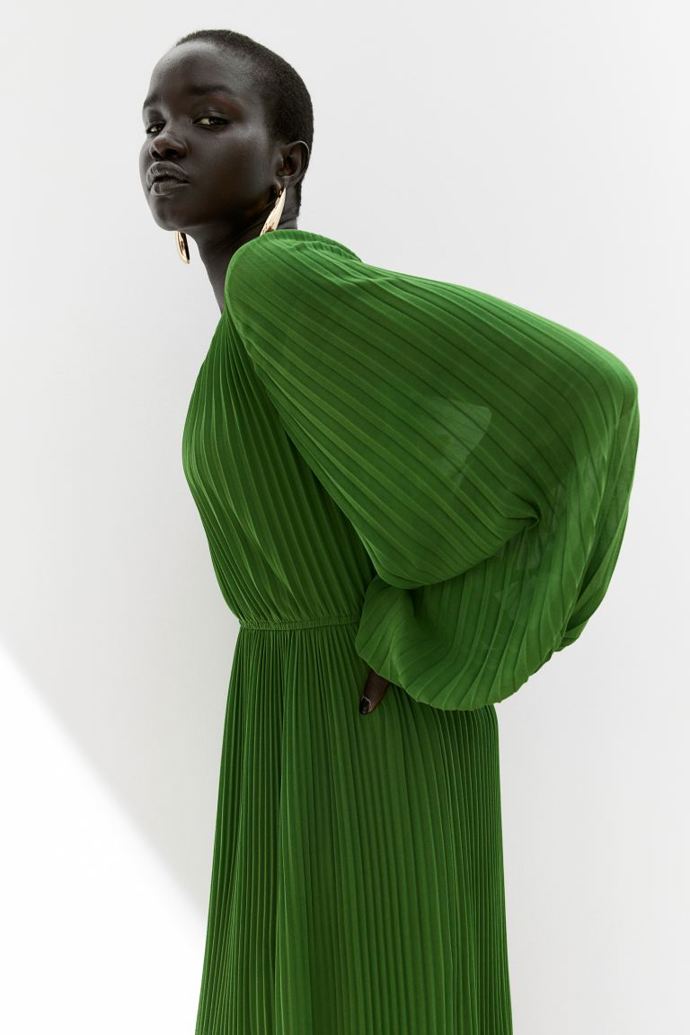Plisované šifonové šaty, H&M, 1 199 Kč
Plisované šifonové šaty, H&M, 1 199 Kč