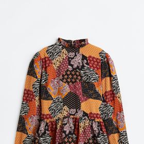 Halenka s volánkovým límečkem, H&M, 899 Kč
