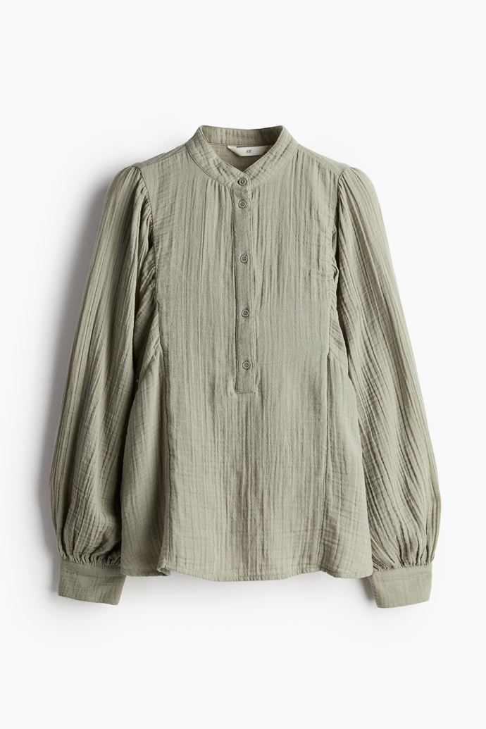 Mušelínová halenka s netopýřím rukávem, H&M, 669 Kč
Mušelínová halenka s netopýřím rukávem, H&M, 669 Kč
