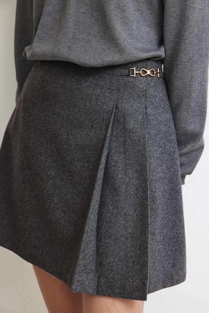 Minisukně s kovovým detailem, H&M, 839 Kč
Minisukně s kovovým detailem, H&M, 839 Kč