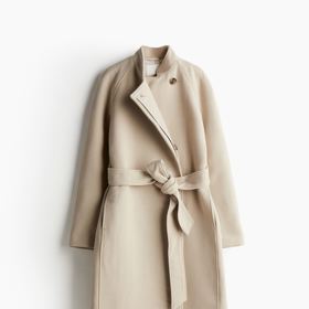 Maxi kabát s vázacím páskem, H&M, 2 999 Kč
