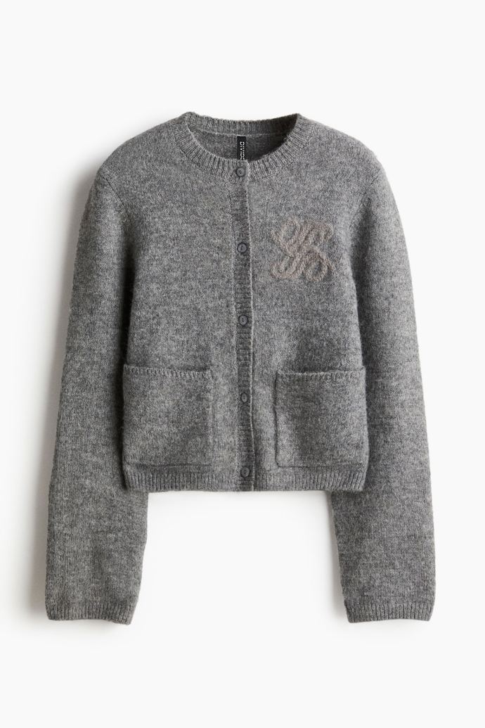Šedý svetr s výšivkou, H&M, 839 Kč

V rámci Dnů Marianne nabízí H&M pro všechny členy věrnostního klubu H&M slevu 20 % při nákupu nad 800 korun
