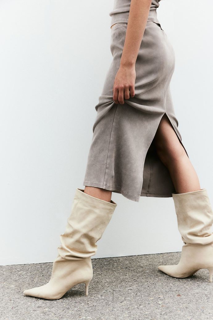 Žebrovaná pouzdrová sukně, H&M, 359 Kč
