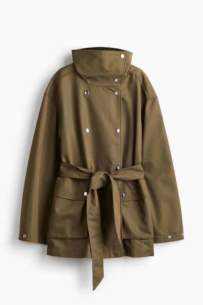 Keprová bunda s vázacím páskem a širokým límcem, H&M, 1 459 Kč
