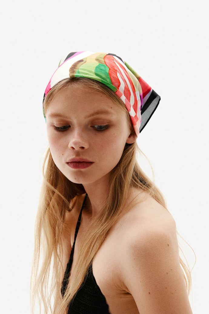 Šátek do vlasů, H&M, 239 Kč.
Šátek do vlasů, H&M, 239 Kč.