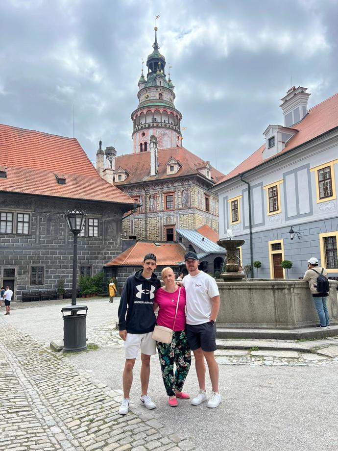 Maminka Petra je už dávno nejmenší členkou rodiny, ale o to více je na své děti pyšná.
Maminka Petra je už dávno nejmenší členkou rodiny, ale o to více je na své děti pyšná.