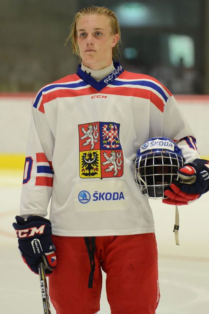 Daniel má hokej jako koníček, kterým se živí.
Daniel má hokej jako koníček, kterým se živí.
