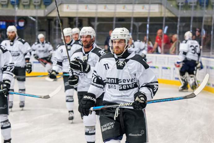 Hokej je sport, který kombinuje rychlost, sílu a týmovou spolupráci.
Hokej je sport, který kombinuje rychlost, sílu a týmovou spolupráci.