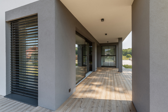 Špičkové fotovoltaické panely, vzduchotěsná konstrukce domu, účinná izolace nebo okna s trojitým zasklením. K tomu tepelná čerpadla a dostupný dotační program. Taková je cesta k levnému bydlení, které nabízí dokonalý komfort. Nechte se inspirovat!
