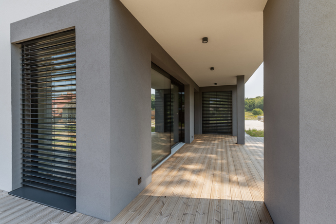 Špičkové fotovoltaické panely, vzduchotěsná konstrukce domu, účinná izolace nebo okna s trojitým zasklením. K tomu tepelná čerpadla a dostupný dotační program. Taková je cesta k levnému bydlení, které nabízí dokonalý komfort. Nechte se inspirovat!
