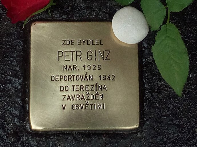 Kámen zmizelých před Petrovým rodným domem
