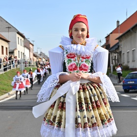 Kroj je tradiční oděv, který odráží kulturní a historické dědictví určitého regionu.
